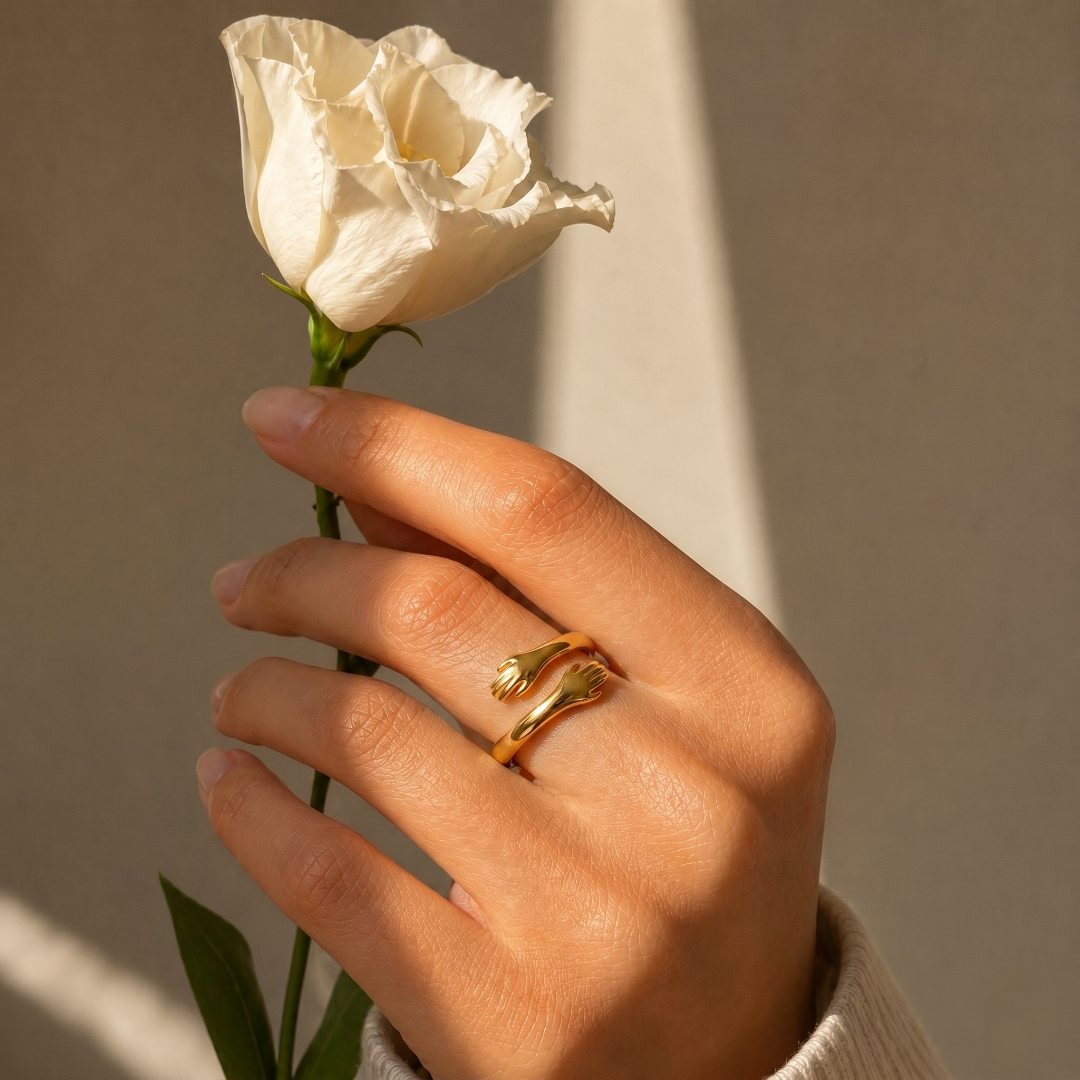 Hug "Gold Infinite Embrace" Ring